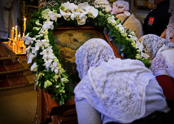 Монастырь. Праздничная служба. / Божественная Литургия.