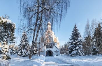 Крещение 2026 / Це́рковь Спа́са Нерукотво́рного О́браза в Кля́зьме является любопытным образцом неорусского стиля (с оттенком модерна), построенным в честь 300-летия Романовых архитектором В. И. Мотылёвым по рисунку С. И. Вашкова (1879—1914), ученика Васнецова, в 1913—1916-е годы.