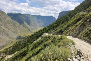 Узкая дорога / Перевал Кату-Ярык представляет собой спуск с Улаганского плато в долину Чулышмана.
Это 3,5-километровый зигзаг из 9 петель, вырубленный в склоне горы, с перепадом высоты 800 метров, узкой дорогой над пропастью, где разъехаться со встречными машинами можно только на поворотах.