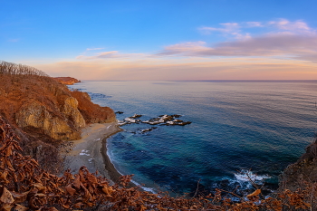 Мартовский вечер / Берега у бухточки 2-е Лангоу. Панорама из 5 верт. фото. март 25