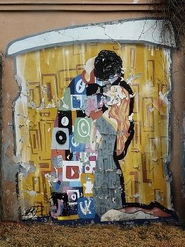 а если это любовь? / постаревшее граффити на стене в Парке Горького, Ростов-на-Дону