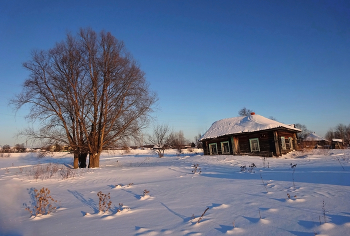 «Снежная баллада о доме» / Одинокий дом
В объятьях зимы, в тишине без следа,
Стоит он один — не нужна ему беда.
Снежная шапка легла на крышу легко,
А в окнах — ни света, ни тёплого знака.
Дерево рядом, как старый приятель,
Ветвями качает — немой собеседник.
Тенью ложится на снег его грусть,
Словно шепчет: «Здесь время застыло на пусть».
Дом одинокий, забытый, но гордый,
Хранит он секреты, что скрыты от орды.
Здесь смех не звучит, не бежит детвора,
Лишь ветер поёт о былой доброте.
Сколько историй таится в стенах?
Сколько закатов встречалось в огнях?
Теперь он молчит, но в морозной тиши
Живёт его память — не скрыть, не тушить.
 ( Автор стиха неизвестен )