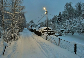 "Я прохожу пустой деревней, я выхожу за крайний дом..." / "Я прохожу пустой деревней,
 я выхожу за крайний дом.
 Мир обретает облик древний
 в сиянье млечно-голубом ..."
 В.Тушнова