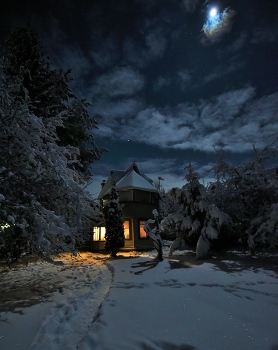 "Я люблю эти странные, лунные ночи ..." / "Ночь распахнула свой бархатный купол,
 густо обвешав его серебром.
 Баба Яга прошмыгнула со ступой,
 рядом чертенок с дырявым ведром ..."
 Автор неизвестен