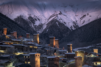 Night Comes To Mestia / Короткие мгновения прихода ночи, когда горы еще подсвечены солнцем, а внизу уже темнота и иллюминация