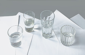 и белое и прозрачное / стаканы