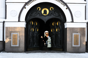 У храма... / ***