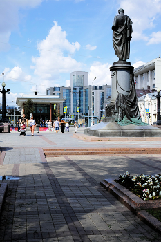Грибоедовская площадь / Грибоедовская площадь в Москве. Август 2024.