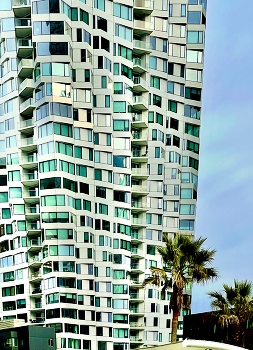 &nbsp; / Appartment building on Howard street, San Francisco