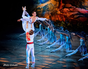 "Журавлиная песнь." / Участник тематического конкурса 35AWARDS: Театральная
фотография. По результатам основного голосования работа
"Журавлиная песнь." вошла в TOP 2% лучших фотографий
конкурса.