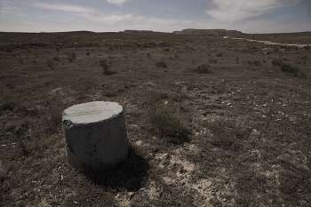 Цилиндр / Бетонный цилиндр в степи