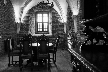 Свет и тени замка Тапиау #1 / Тапиау впервые упоминается под 1258 годом как владение принявшего христианскую веру и присягнувшего на верность Тевтонскому ордену знатного прусса Запелле. В 1340-х - 1350-х годах замок был полностью перестроен и использовался как «гостевой» для знатных европейских рыцарей, приезжавших во владения Ордена для участия в походах против язычников-литовцев.