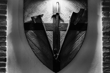 Свет и тени замка Тапиау #2 / Замок Тапиау в городе Гвардейске Калининградской области построен в XIV веке рыцарями Тевтонского ордена.