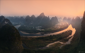 Xianggong Hill / Гора Сянгун (Xianggong Hill) .
Знаменитая смотровая площадка вблизи Яншо, с которой открывается один из самых известных панорамных видов на реку Ли и окружающий карстовый ландшафт.
Спасибо нашему водителю, который узнав, что мы собираемся выезжать на съемку в 5:45 отчаянно замахал руками.
Ибо холодным декабрьским утром в 5:30 утра мест для съемки на верхних площадках уже не было.
Но как только взошло солнце - всех туристов сдуло словно сдуло ветром.
Оказывается китайцев интересует только сам момент восхода солнца, появления его над горизонтом.

Синпин, Китай, декабрь 2025г.
Приглашаю в Китай в марте-апреле и ноябре-декабре 2026г.
Подробнее тут: https://phototravel.pro/phototravel2026/