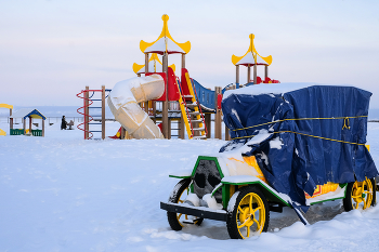 Детская площадка... / ***