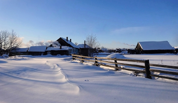 «Зимние грёзы Сибирской глубинки» / Зимние грёзы Сибирской глубинки В тишине, где мороз сплетает кружева, Где снега — как шаль, укрывающая леса, Сибирская деревушка дремлет до утра, В объятиях зимы, в свете холодной звезды. Дымок из труб — как нить волшебной мечты, Он вверх взлетает, тая в небесной лазури. Здесь время замедлило бег, не спешит уйти, Здесь жизнь проста, но в ней скрыта великая сила. Заборы старые, чуть покосились во сне, Дома, как стражи, стоят в снежной тишине...