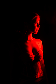 В красном свете / модель Юлиана Смирнова