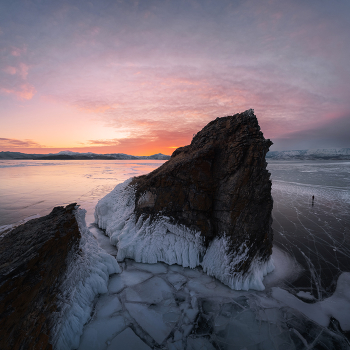 "Байкальский клык" / Остров Ольхон оканчивается отдельно-стоящей живописной скалой в форме клыка. Зимний Байкал, январь 2025.

В январе я провожу фототуры по зимнему Байкалу. На январь 2027 тоже уже поставил 2 тура! Для тех, кто планирует свой календарь путешествий сильно заранее, все подробности у меня на сайте https://www.arskashkarov.com/baikal-winter