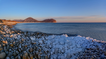 Закат над Опричником / Залив Опричник, 01.26. Панорама, 3 гориз. кадра. На горизонте, под мысом Сигнальный - п.Каменка. Прокатились подышать морем, с расчетом поснимать обледеневшие валуны-окатыши. А обледенение оказалось только местами :(