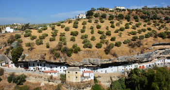 городок под скалой / Испания -Сетениль-де-лас-Бодегас