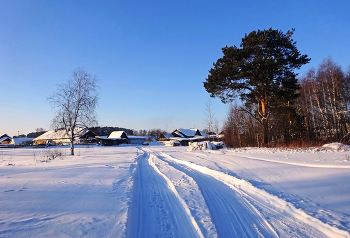 Зимняя окраина Сибирской глубинке... / Здесь время замедлило бег свой крылатый, Здесь каждый сугроб — как страница мечты. Здесь тишина не глуха, не пуста, не проста, А наполнена звоном небесной высоты.
Я стою и вдыхаю морозный воздух, В нём — и свежесть, и память, и свет впереди. Эта дорога — как жизнь без прикрас, Где каждый след — это знак на пути.
Пусть ветер поёт о снегах и рассветах, Пусть солнце скользит по заснеженным плечам. Эта деревня в морозной дремоте — Мой край родной, мой покой, мой очаг. ( стих интернет )
