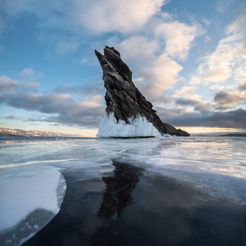 "Байкальское древо" / Остров Огой, пролив Малое море. Этот знаменитый скалистый мыс с каждого ракурса выглядит по-разному, и вызывает разные ассоциации