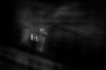 Свет / Проезжая мимо Бауманки мне захотелось заглянуть в светящееся окно. Не знаю почему, ведь их было как минимум 10, светящихся. Но я выбрал одно.