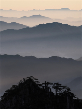 Цветные горы Хуаншаня / Еще их называют «Желтыми горами», хотя теплый цвет скальника у них появляется только на рассвете или на закате.
Национальный парк Хуаншань, Китай, декабрь 2025г.

(С) https://phototravel.pro/phototravel2026/
