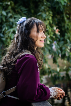 Света / Девушка стоит на фоне зелёной листвы над водой