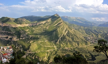 Кегерское плато / Крепость Гуниб в Дагестане находится на высоте около 2 300 метров над уровнем моря. С нее открываются великолепные виды на одноимённый посёлок и горные вершины. 
Напротив нас расположилось Кегерское плато, где находится точка Айвазовского, с которой художник писал свою картину «Аул Гуниб в Дагестане».