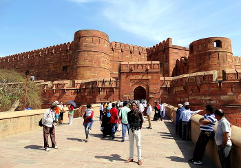 Агра-форт (Красный форт) / Агра-форт (Красный форт) — крепостное сооружение в индийском городе Агра, служившее в эпоху империи Великих Моголов резиденцией правителей. Расположен над рекой Ямуна всего в 2,5 км от Тадж-Махала.