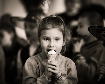 И пусть весь мир подождет / Девочка из детского дома. Обычно в глазах таких детей вопрос: хочешь быть моим родителем? А тут просто счастье