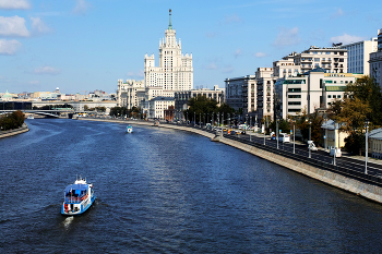 Москва-река / Москва-река. Котельническая набережная. Большой Устьинский мост. Август 2024.