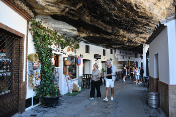 Подскальняя улица / Улица в городке Сетениль-де-лас-Бодегас