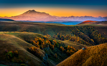Утро на фоне Эльбруса. / *Снято на перевале Гум-Баши, Северный Кавказ.**