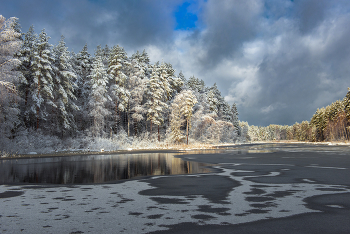 Прорываясь сквозь тучи / И снова снег