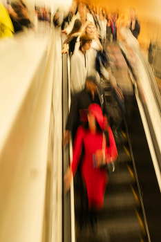 Гламурная леди в метро / Люблю снимать в метро на длинной выдержке, когда на фото получаются легкие смазы. Всегда интересен результат. Особенно приятно, когда в кадр попадают яркие пассажиры.