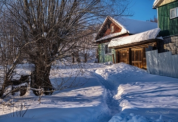 По снежной тропке к старым воротам© / зимнее