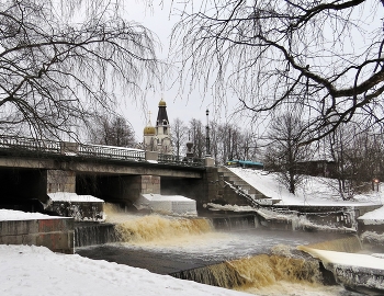 &nbsp; / Сестрорецк. Плотина Гаусмана («Перепада») на улице Мосина. С видом на храм святых первоверховных апостолов Петра и Павла, подводного флота России.