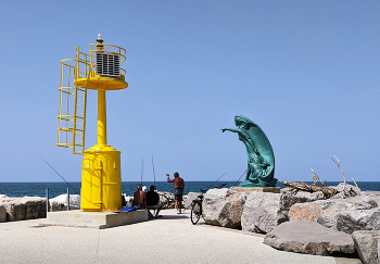 Там... / Италия, Римини.
Памятник женам моряков (Monumento Alle Mogli Dei Marinai)
Мобильная фотография