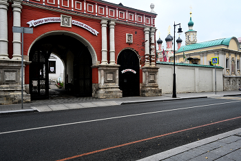 Высоко-Петровский монастырь / Высоко-Петровский ставропигиальный мужской монастырь на улице Петровка в Москве. Август 2024.