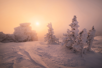 "Снежные ели и камни" / Горные вершины Уральских гор часто окутаны облаками и туманом. На деревьях и скалах нарастает толстый слой изморози.

Календарь фототуров на 2026 год можно найти у меня на сайте https://www.arskashkarov.com/phototours2