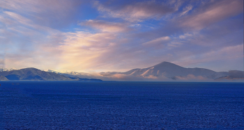 "Голубое око Кавказа". / Озеро Армении Севан.
"Голубое око Кавказа", является самым крупным озером в Закавказье и одним из самых больших горных пресноводных озер в мире. Его площадь составляет 1400 кв.км и находится оно на высоте 1900 м над уровнем моря в самом сердце Малого Кавказа.В зависимости от света и температуры озеро постоянно меняет свой цвет-от голубовато синих оттенков до насыщенных бирюзовых и сиреневых.