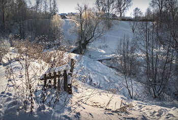 "У бесполезной калитки. Солнечно"© / зимнее