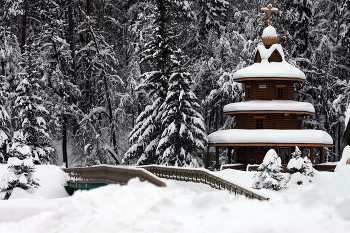 &nbsp; / Источник
преподобного Серафима
в поселке Цыгановка .