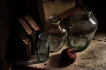 .... В компании стекла .... / предметная композиция