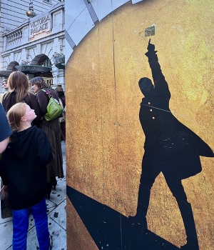 &nbsp; / Patrons are waiting at the London theater to be let in for the performance of the musical “Hamilton”