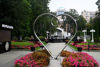 Сад Эрмитаж / Сад Эрмитаж в Москве. Август 2024. Жанровая скульптура "Всем влюблённм".