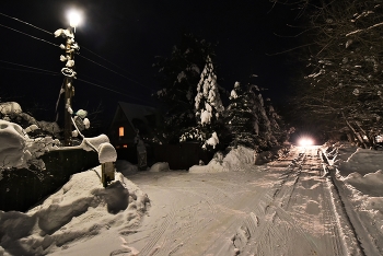 "Снова гость к моей соседке ..." / "Снова гость к моей соседке:
 Дочка спит, торшер горит,
 Радость на лице,
 По стеклу скребутся ветки,
 В рюмочке коньяк налит.
 Со свиданьицем!.."
 О.Митяев