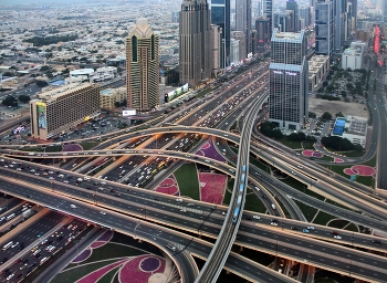 Транспортная развязка / Транспортная развязка на улице шейха Зайеда (Sheikh Zayed Road) в Дубае строилась с 2007 по 2010 годы.
Пропускная способность перекрёстка – 16 000 транспортных средств в час.
Общая протяжённость мостов и съездов развязки – 3 км.